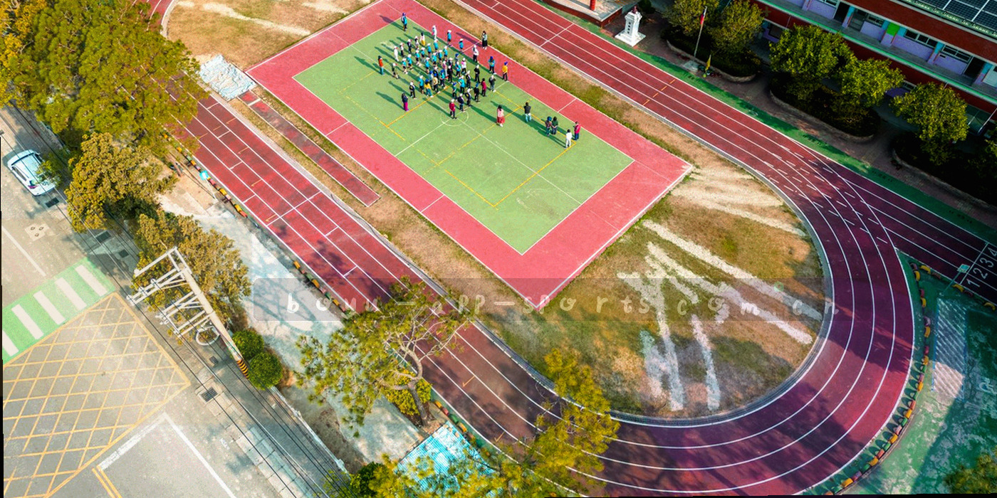 等高线与山脊线叠加数字网格的高原抽象纹理，无具体地标